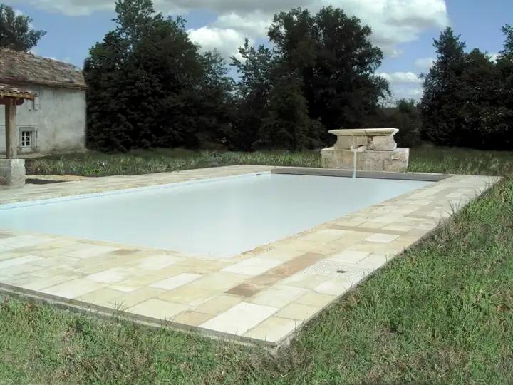 Fronton de piscine réalisé sur mesure à partir d'une corniche, d'un chaineau (ou goutière) et d'anciennes pierres de taille de Gironde