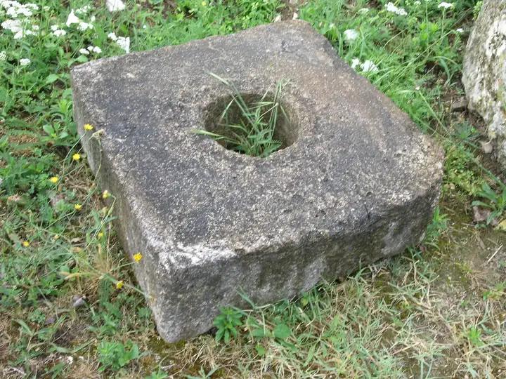 lucarne ou  "oculus" monolithe en pierre ancienne