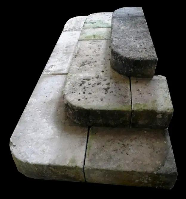 Perron réalisé à la demande à partir de marches anciennes réorganisées et patinées