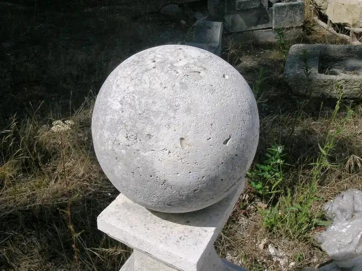 Boule de pierre ancienne rééditée