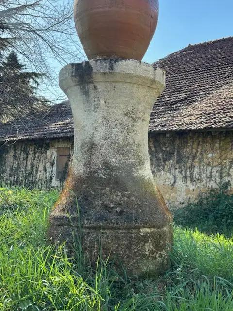 Ancien socle de statue en pierre de Charente