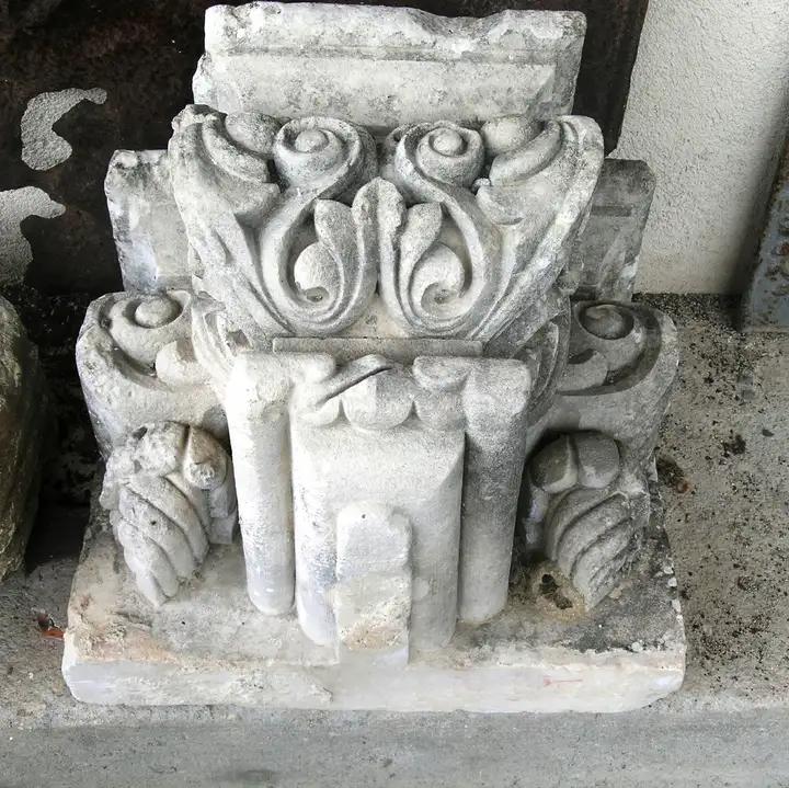 Paire de chapiteaux en pierre de Charente anciens