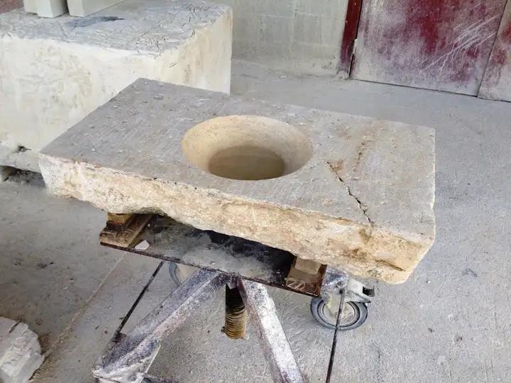 Vasque taillée dans une dalle en pierre dure de Charente
