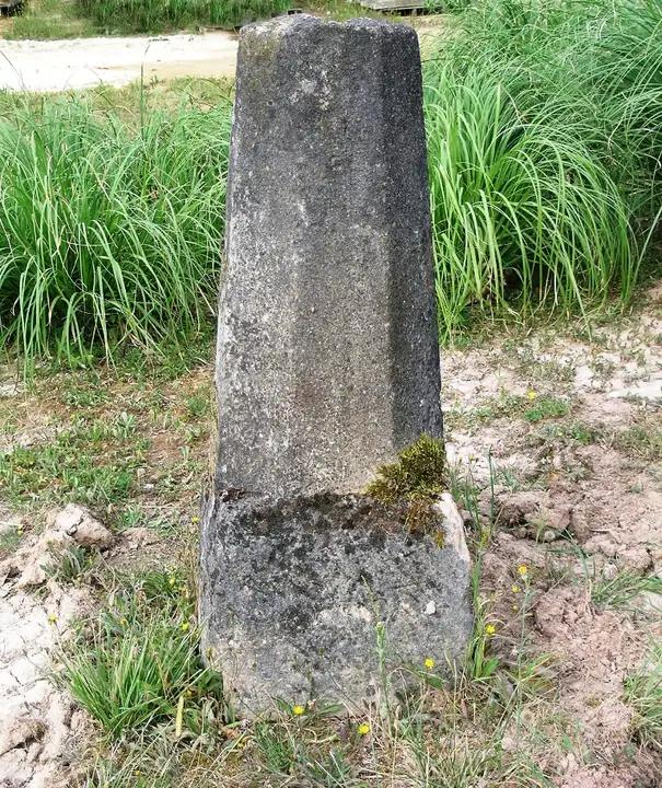 Borne octcgonale ancienne. dimensions :