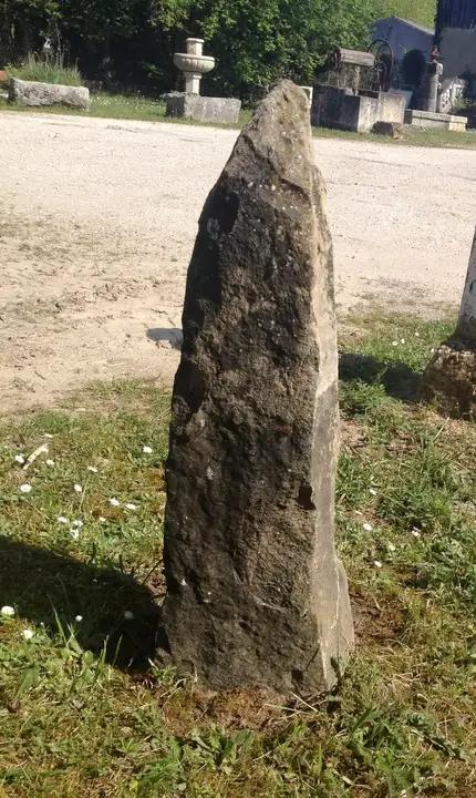 Ancienne borne rustique en pierre