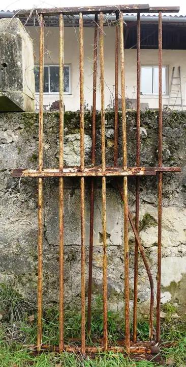 3 panneaux de grilles en fer forgé identiques