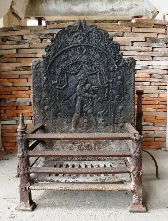 plaque de fonte equipée d'un cendrier