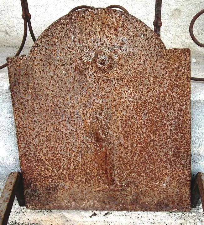 Ancienne plaque de fonte décorée d'un amour ou chérubin et de fleurs