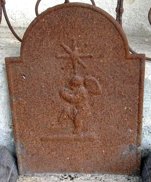 Ancienne plaque de fonte décorée d'un Amour