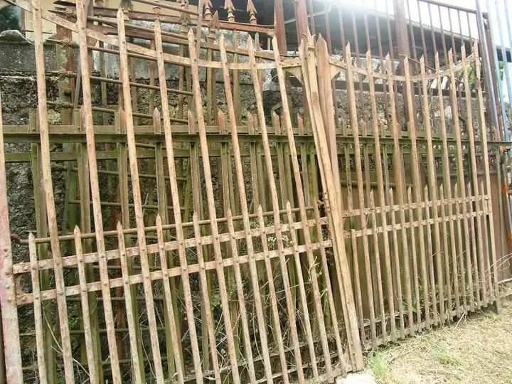 Potail ancien composé de 2 battants, ainsi que de ses 2 grilles, de h 1.34m et L 3m chacune, en fer forgé 1/2 tube