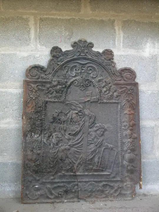 Plaque de fonte decorée