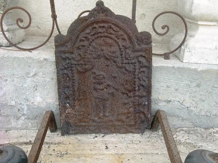 Plaque de fonte decorée