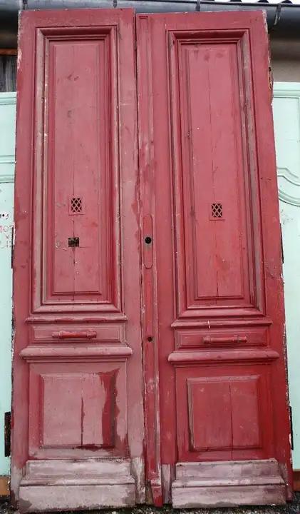 Porte d'entrée ancienne à deux battants