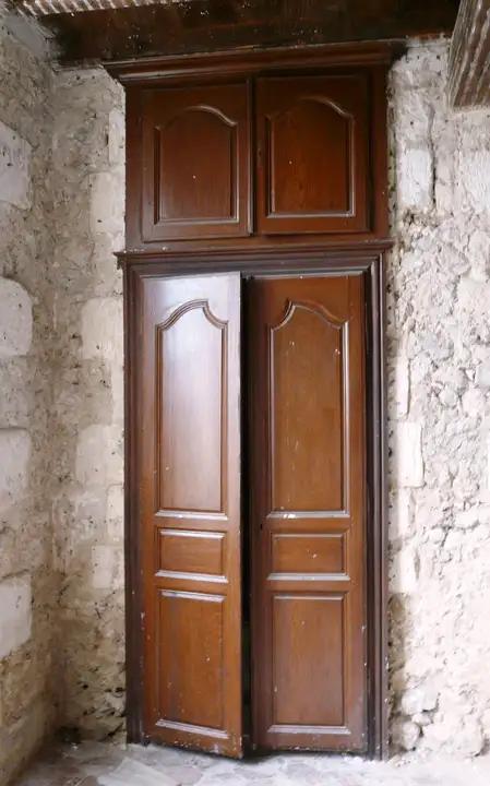 Placard à 4 portes en sapin avec cadre et corniche