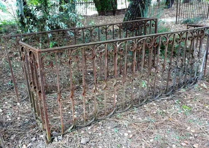 Rambarde en fer pouvant être exploitée comme balcon