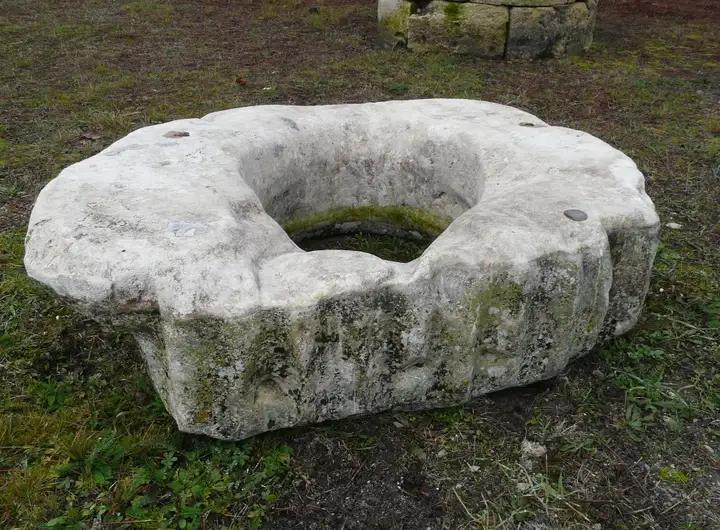 Margelle de puits monolithe en pierre calcaire de Charente