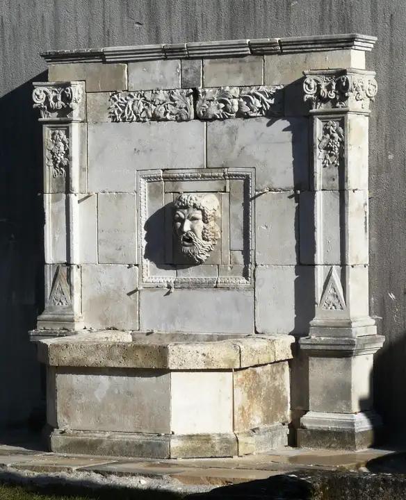 Fontaine murale sur le thème du vin en pierre de Charente