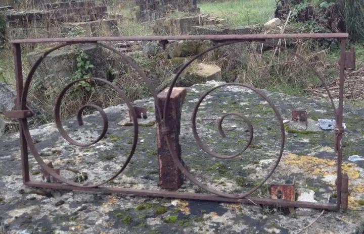 2 petite grilles de fenêtre