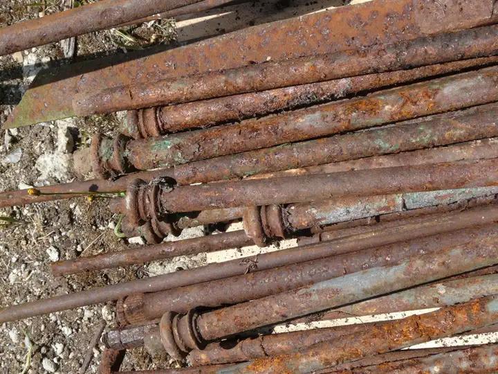 Lot de barreaux de balcon en fer forgé