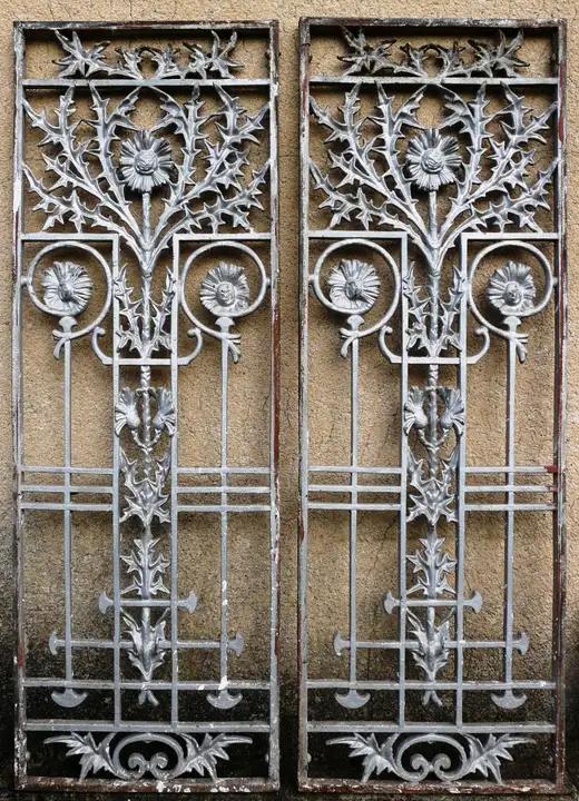 Paire de grilles de protection de porte en fonte à motif de chardons