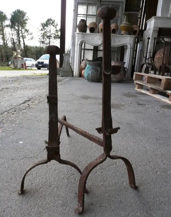 Paire de chenets rustiques en fer forgé