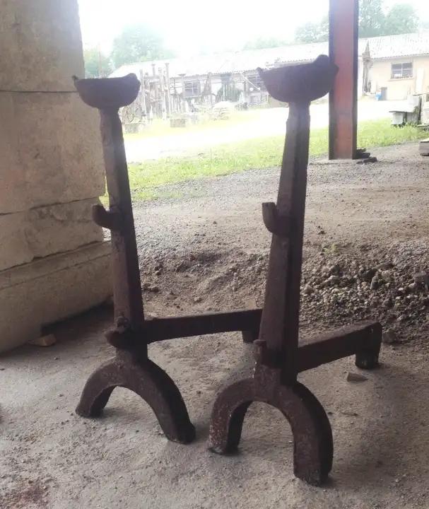 Paire de chenets (landiers) anciens d'époque  XVIIéme en fonte de fer