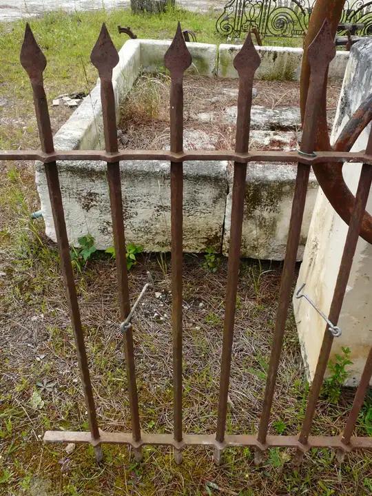 Paire de grilles de défence en fer carré. L : 1.10 + 80cm