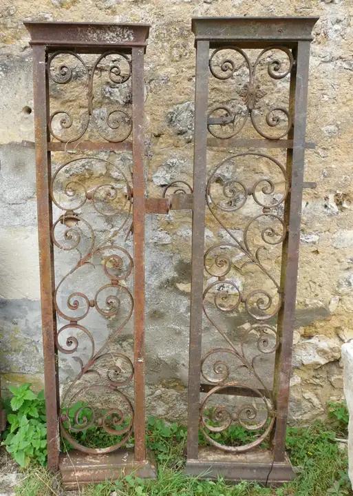 Paire de piliers anciens en fonte et fer