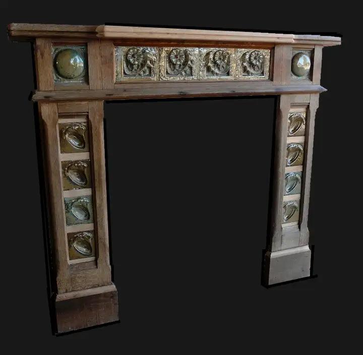 Ancienne cheminée en chêne et carrelage de grés des années 1910