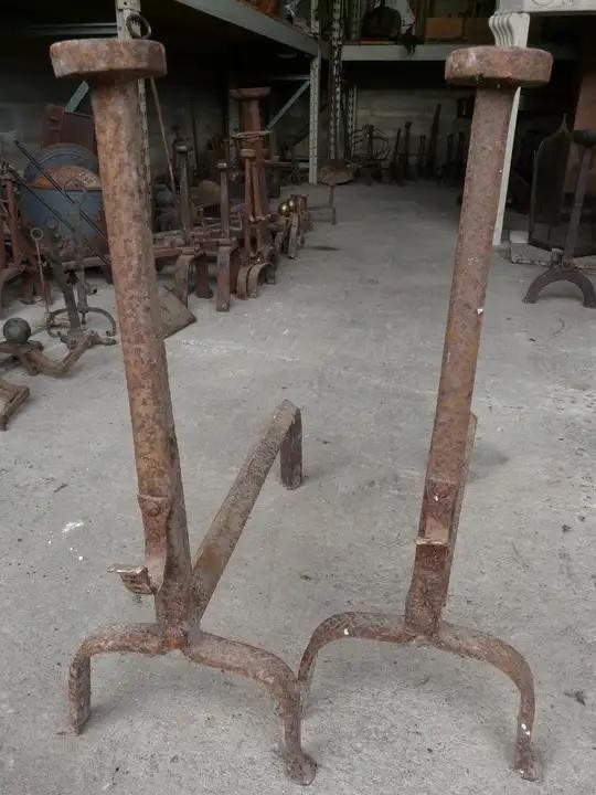 Paire de chenets anciens en fer forgé
