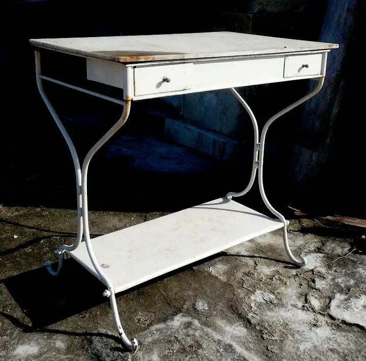 Petite table ancienne en fer forgé et marbre blanc à 2 tiroirs