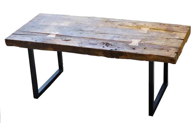 Réemploie d'anciens plateaux de chêne provenant d'un fouloir a vendange comme plateau de table