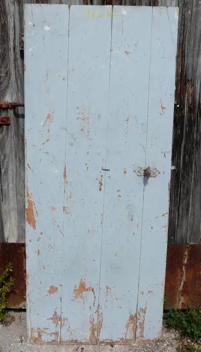 Porte ancienne en planches larges. Porte de grenier et ses ferrures