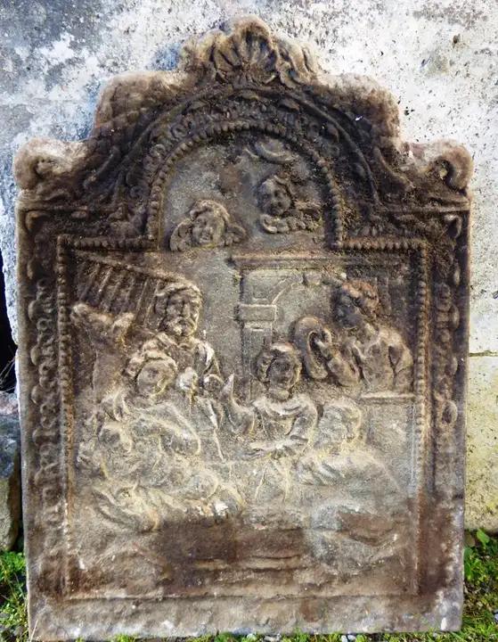 Plaque de fonte ancienne décorée de scène populaire et d'angelots