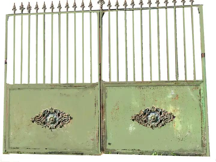 Portail ancien à deux battants tôlés
