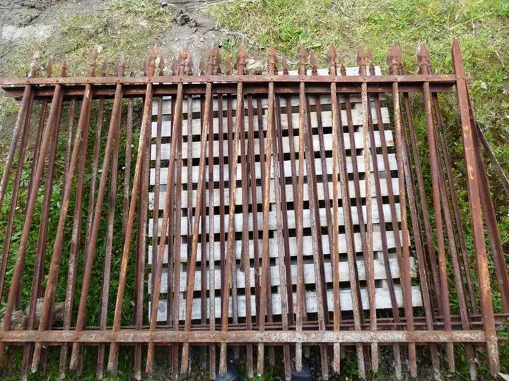 4 panneaux d'anciennes grilles en fer