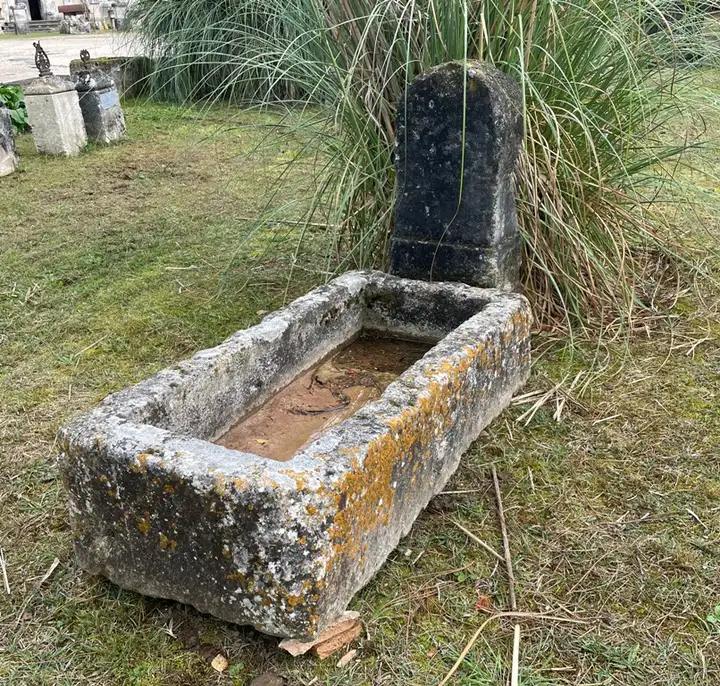 Bac en pierre calcaire adossé à une borne REF 2617