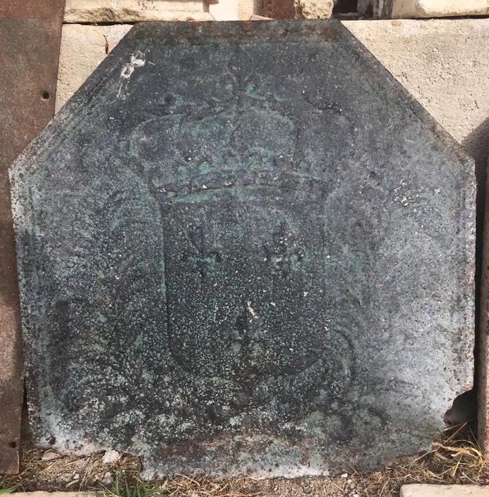 Plaque de fonte ancienne décorée de palmettes de fleurs de lys et d'une couronne