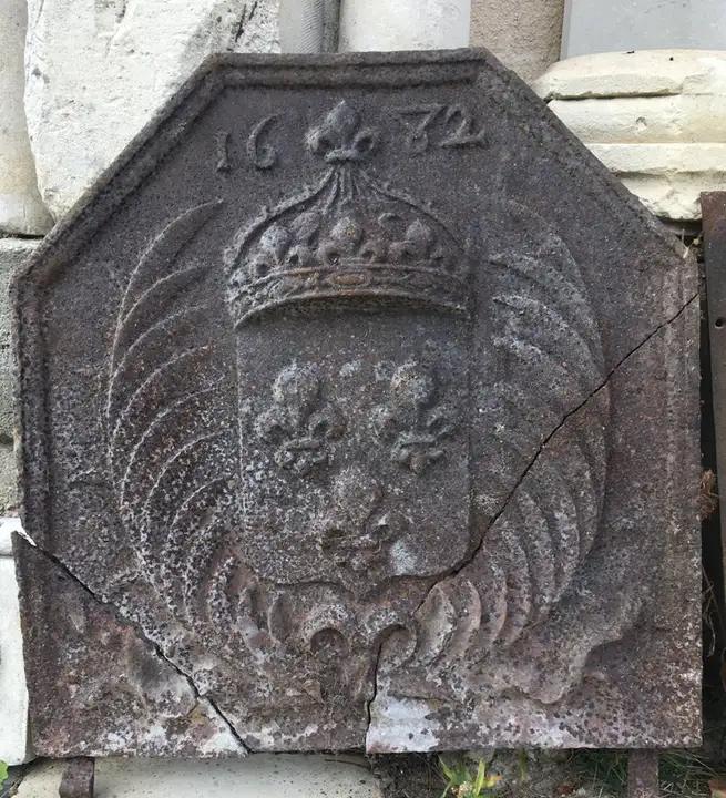 Plaque de fonte décorée de palmettes de fleurs de lys et d'une couronne