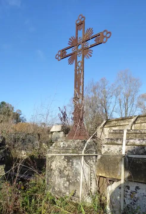 Croix en fonte et son socle en pierre
