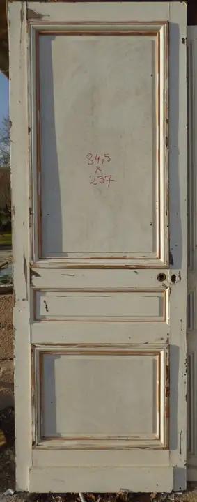 Porte ancienne à panneaux en bois