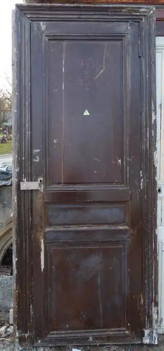Porte ancienne d'intérieur en bois et son cadre