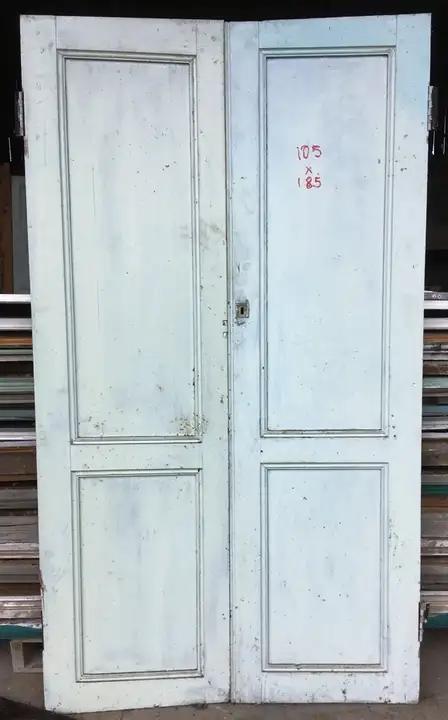 Façade d'ancien placard à double porte en bois
