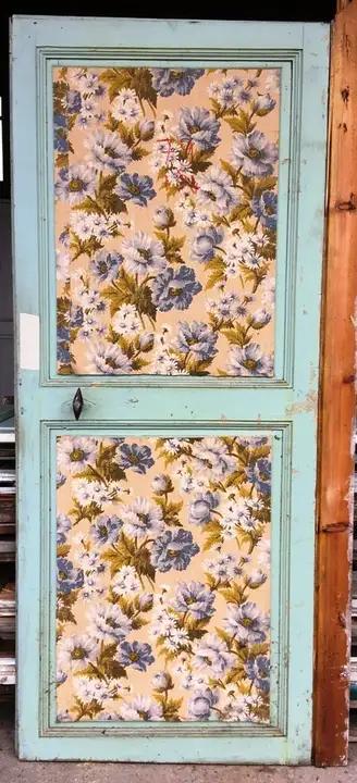 Ancienne porte de communication en bois avec clanche