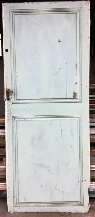 Ancienne porte de communication en bois avec clanche
