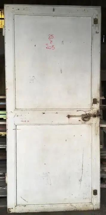 Ancienne porte de communication en bois avec clanche