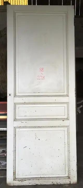 Ancienne porte de communication en bois avec clanche