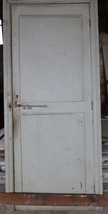 Ancienne porte de communication en bois et son cadre