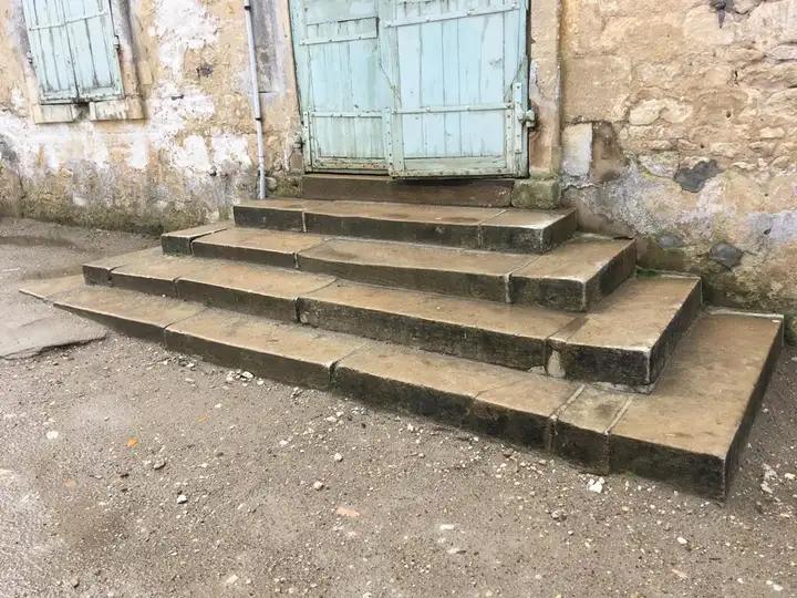 Perron ancien d'entrée de maison en pierre dure