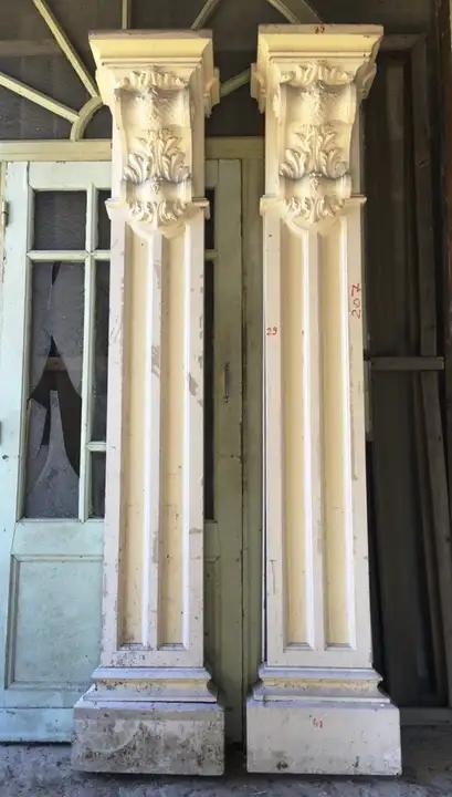 Paire d'anciennes colonnes en bois avec chapiteaux sculptés